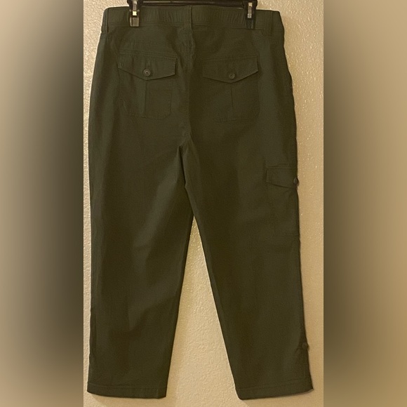 CHICO’S Convertible Poplin Cargo Crops size1.5 = M/10 - Picture 3 of 17